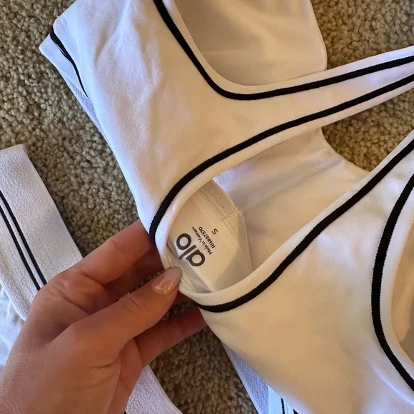 ALO Yoga Set - Airbrush High-Waist Heart Throb Legging & Sports Bra - Picture 12 of 13